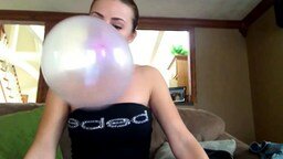 Девушка и пузырь из жвачки