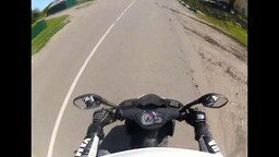 Смотреть Скромная помощь мотоциклиста