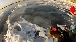 Лыжник провалился на Байкале