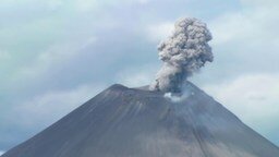 Смотреть Вулканический выброс пепла