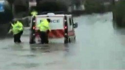 Смотреть Полиция против наводнения