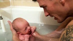Отец впервые купает сына
