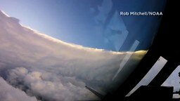 Смотреть Полёт внутри урагана