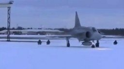 На снегоходах за самолётом смотреть видео прикол - 1:08