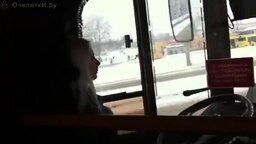 Девушка за рулём троллейбуса
