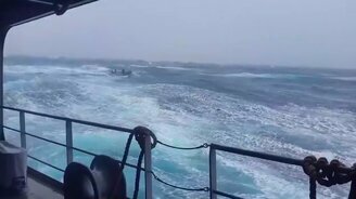 Каково плыть в шторм на лодке - смотреть видео (1:37)