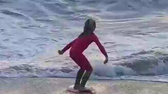 Экстремальный детский сёрфинг - смотреть видео (0:07)