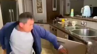 Джеки Чан на кухне - смотреть видео (0:18)