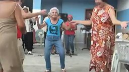 Бабушка танцует сальсу