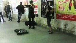 Музыкальные девушки в метро