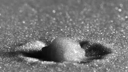 Падение капли воды в песок