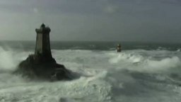 Вид на маяк во время шторма