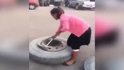 Девушка разбортовывает колесо