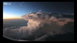Грозовое облако: вид с самолёта