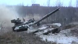 Танк Т-90 против грязи