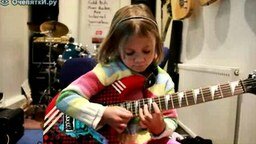 Девочка в 6 лет играет на гитаре
